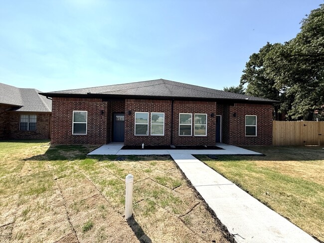 Building Photo - 919 S.Franklin Dr