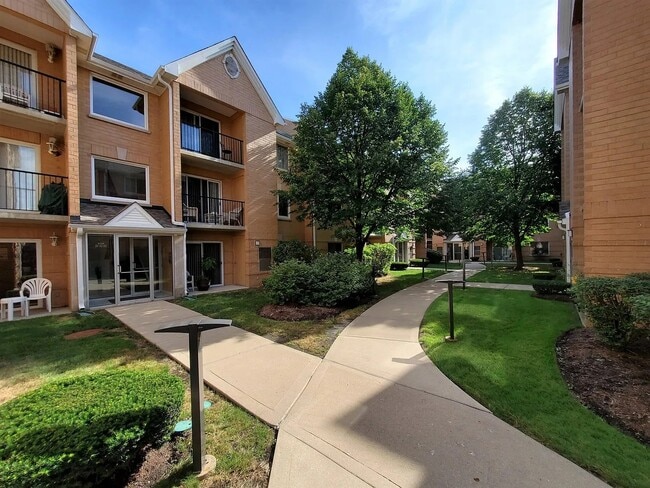 Building Photo - 8700 W Evelyn Ln Unit 301 Rental