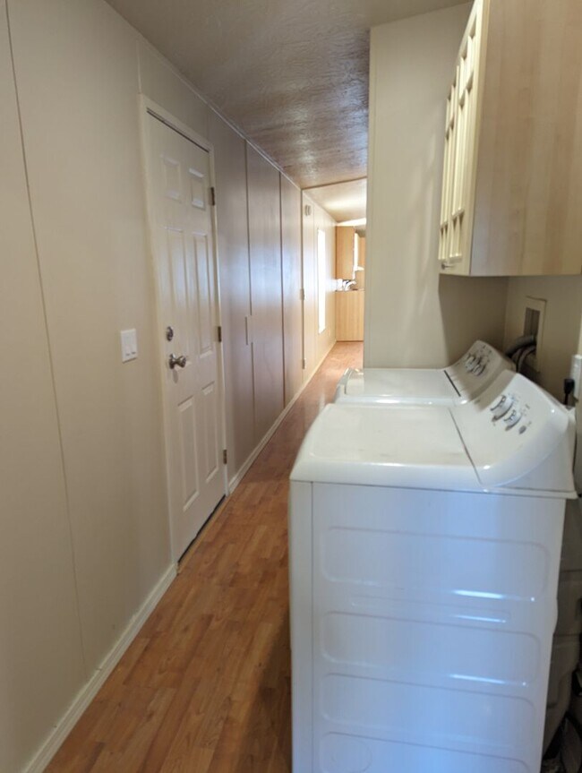 Photo - Charming 2 Bedroom Home- Plank Flooring, V... Unidad 25529 A