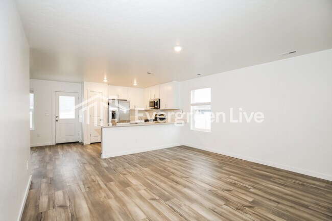 Photo - 324 Lightning Ave