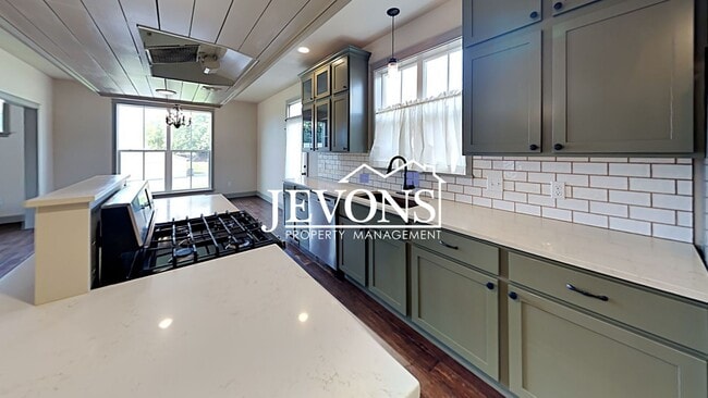 Spacious home with fully equipped kitchen and 2-car garage near Stewart Park - Spacious home with fully equipped kitchen and 2-car garage near Stewart Park