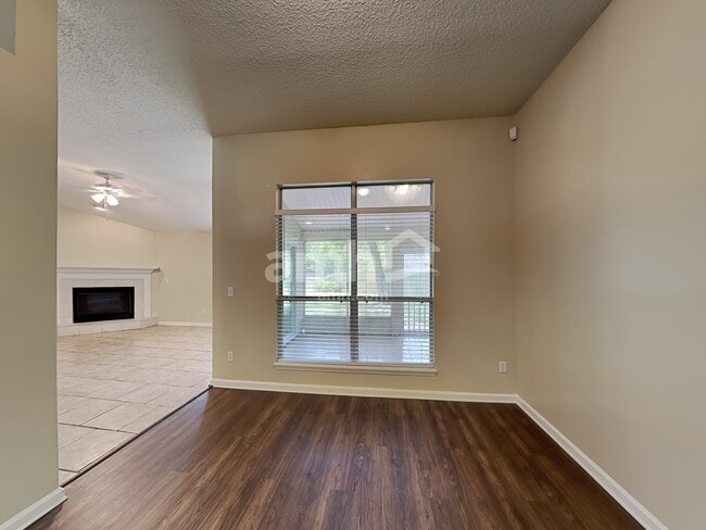 Photo - 570 Lady Lake Rd W