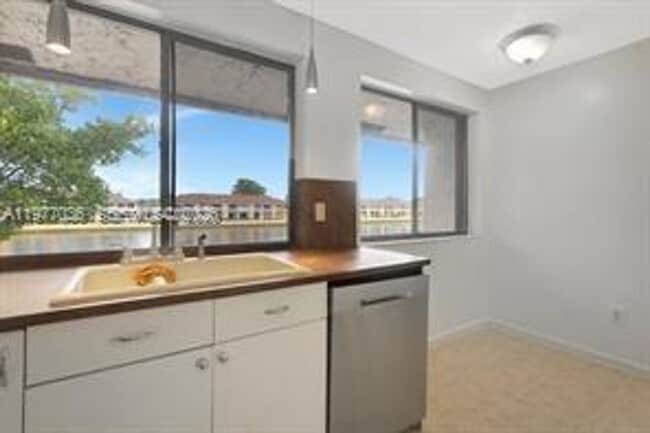 Photo - 615 NW 210th St