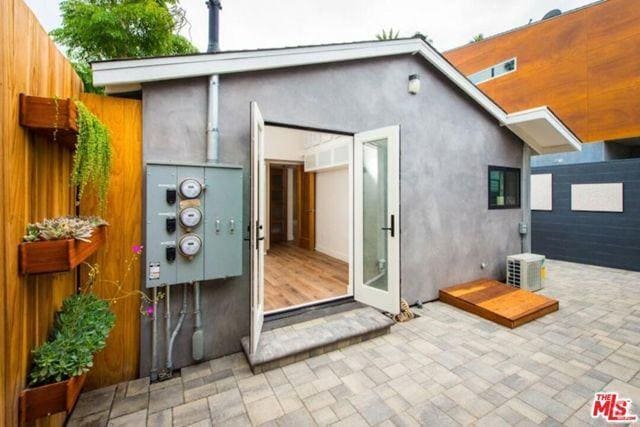 Building Photo - 2341 3/4 Beach Ave Rental