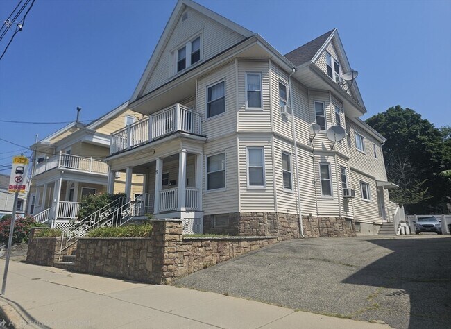 Building Photo - 51 Elm St Unit 2 Rental