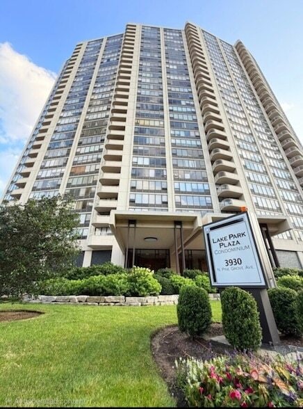 Building Photo - 3930 N Pine Grove Ave Unit 608