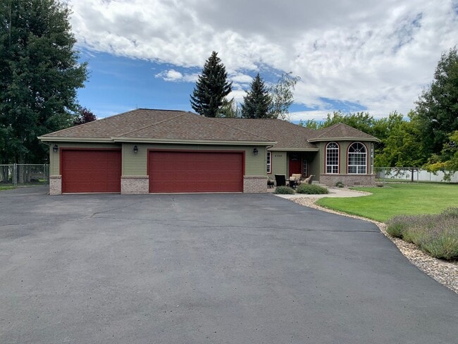 Building Photo - 4 Bedroom, 2 Bath near Pine Grove Rental
