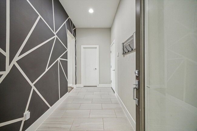 Photo - 5520 Rosslyn Rd