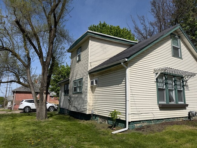 Photo - 107 N Sanford St