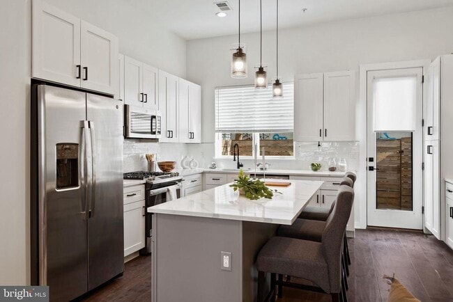 Photo - 2235 Hope St