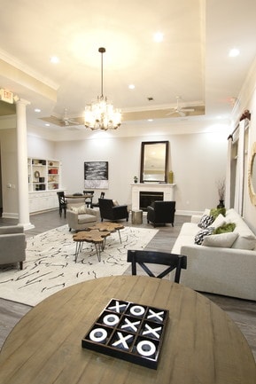 Sala de estar de la oficina de arrendamiento - Abberly Place Apartment Homes