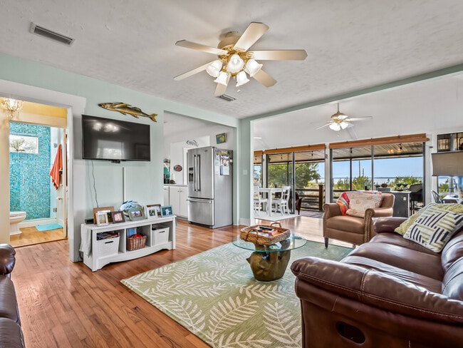 Photo - 4 Oyster Bay Dr