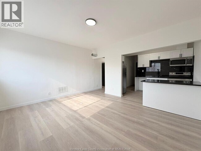 Photo - 1370 Wyandotte St E