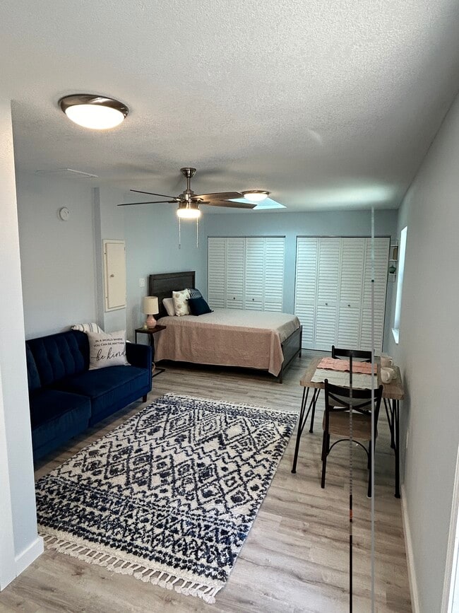 Photo - 3219 Roscoe Ave Unidad Charming Studio