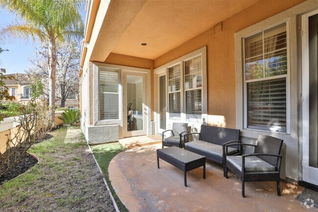 Building Photo - Beautifully remodeled condominium in the R...