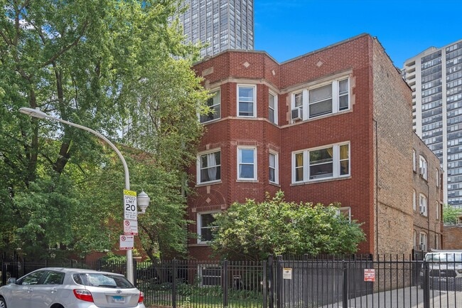 Building Photo - 733 W Bittersweet Pl Unit 1E