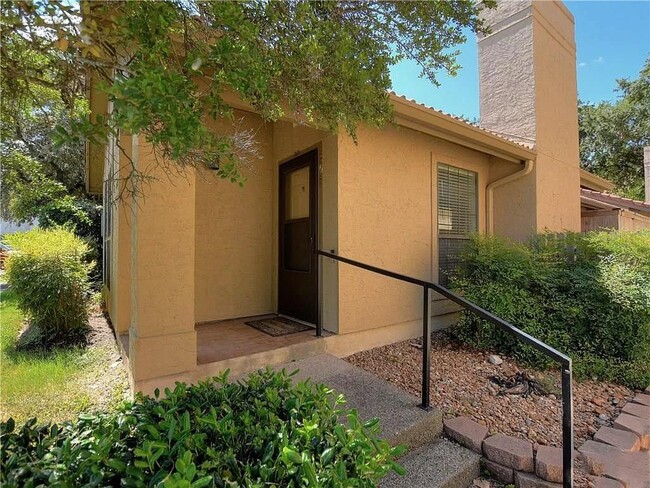 Building Photo - 1202 Thorpe Ln Unit 305