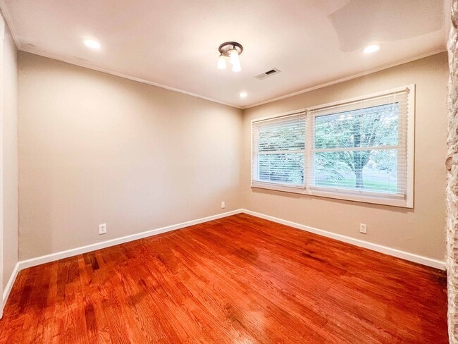 Photo - 5/3 updated Mid-Century Modern with original hardwoods