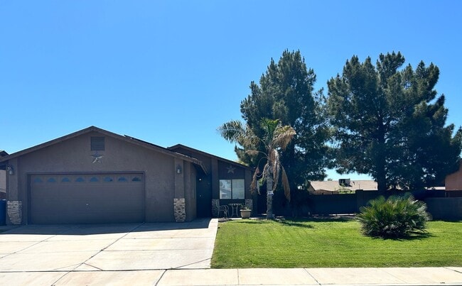 Building Photo - Charming 3-Bedroom Home with Wood Flooring and Large Yard in Yuma