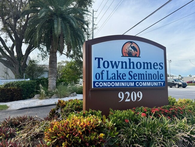 Building Photo - Serene Living at Townhomes of Lake Seminole 2/1.5 - 2 story condo