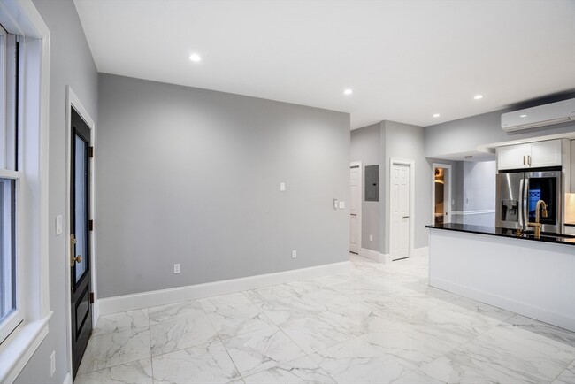 Photo - 279 Beacon St Unidad R