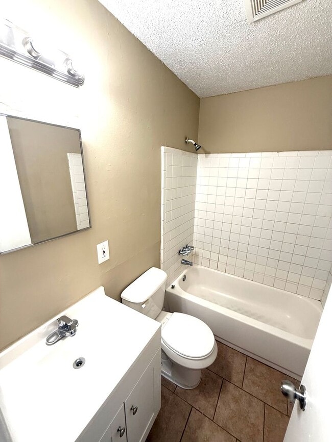 Photo - ** 3 bed 1.5 bath located across from Frazer Church ** Call 334-366-9198 to schedule a self tour