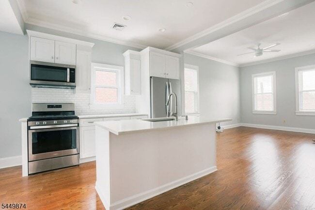 Building Photo - 49 Park Ave Unit 2