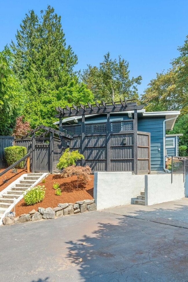 Building Photo - Elegant Air-Conditioned Newly Remodeled Matthews Beach Rambler