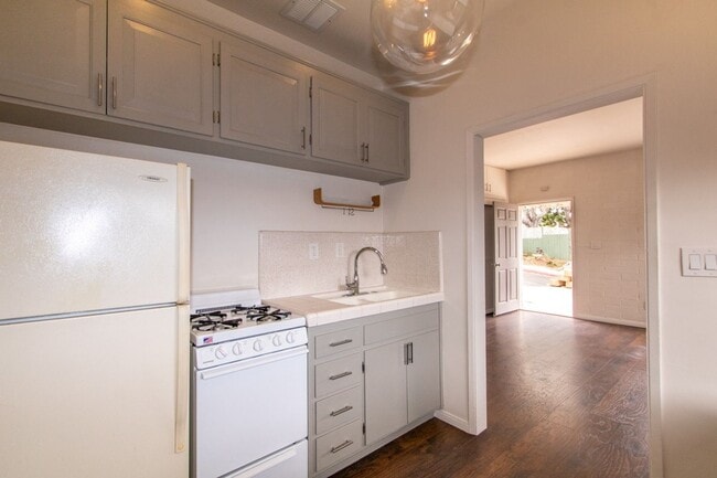 Photo - Charming Studio with Mid Century Touches in Ocean Beach/Point Loma ! Unit 4486