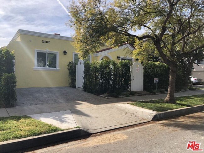 257 N La Peer Dr