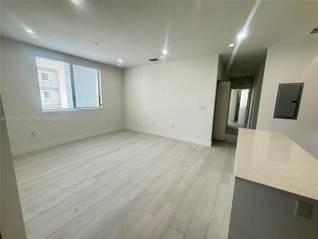 Building Photo - 909 E 24th St Unit 403