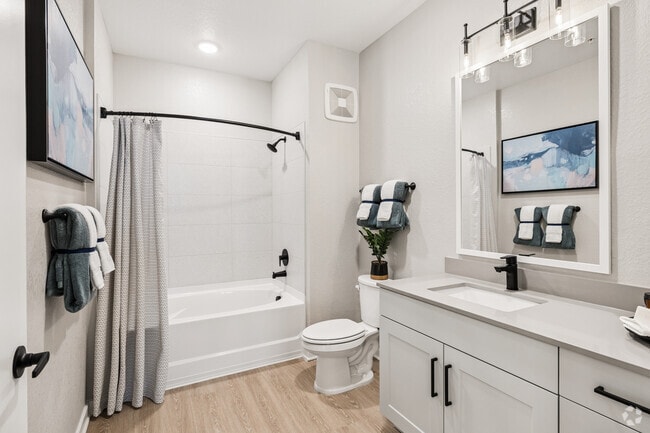 2BR, 2BA - 1,088SF - Bathroom