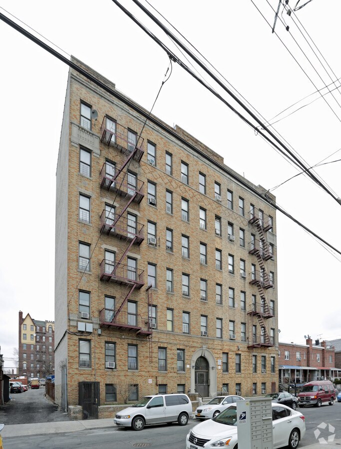 Photo - 711 E 230th St