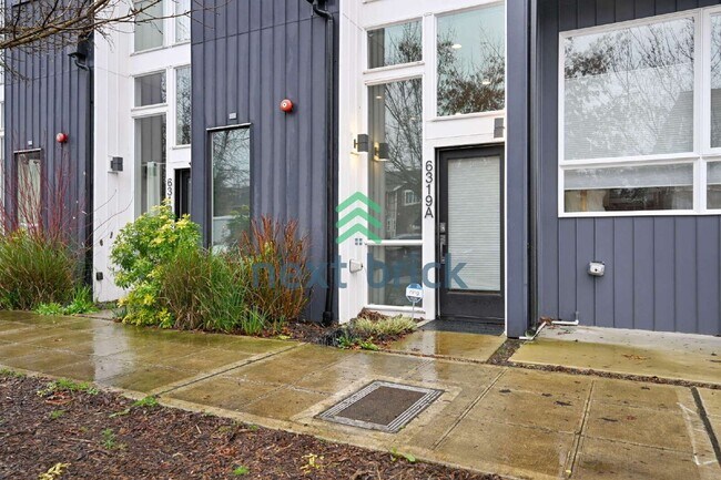 Building Photo - Charming 2-Bedroom Townhouse with 2.5 Baths and Spacious 1,510 Sq Ft in Seattle's Vibrant Neighbo...