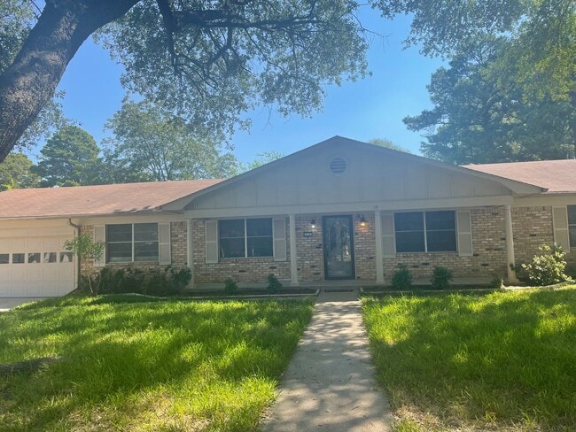 Building Photo - 3/2/2 SHISD Fenced Yard and Pet Friendly