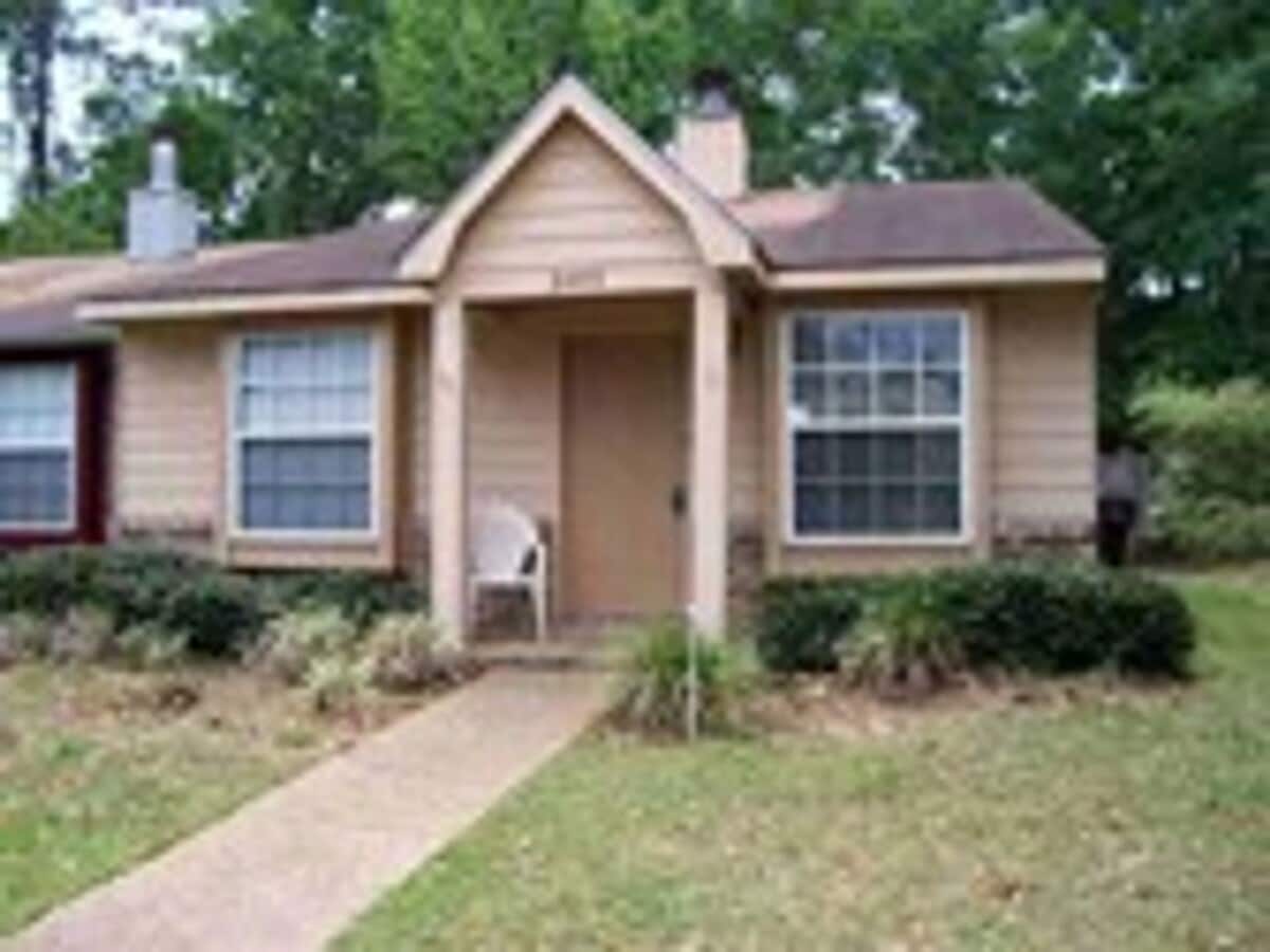 Single Story Townhome with Large Living Room and Fireplace. - Single Story Townhome with Large Living Room and Fireplace.