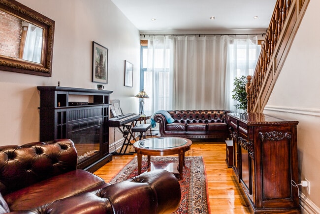 Salon - 1280 Rue Saint-Timothée Unité 1280 St-Timothee