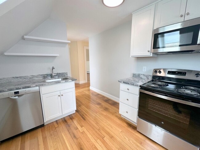 Building Photo - 112 Hudson St Unit 3