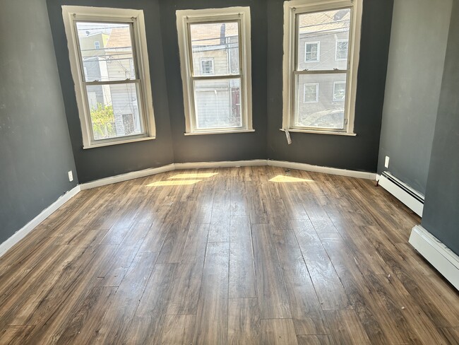 Building Photo - 173 Slater St Unit 2nd  3rd fl duplex apt