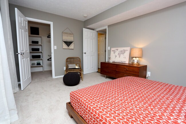 1BR, 1BA - 710 SF - Living Room - Woodbridge