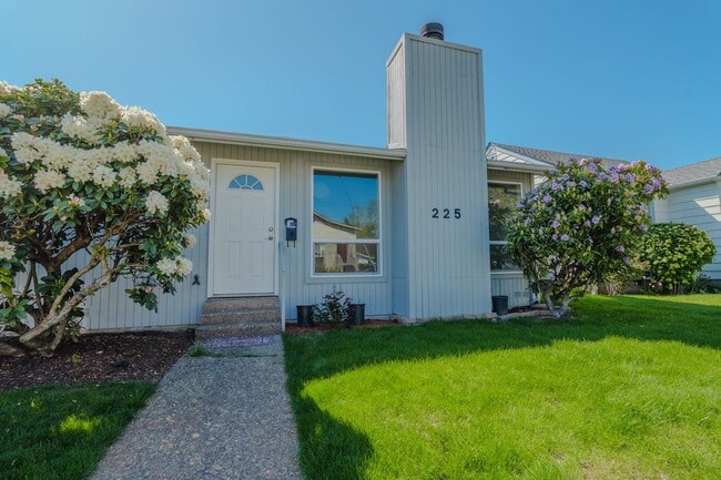 Building Photo - 1418 Unit 225
