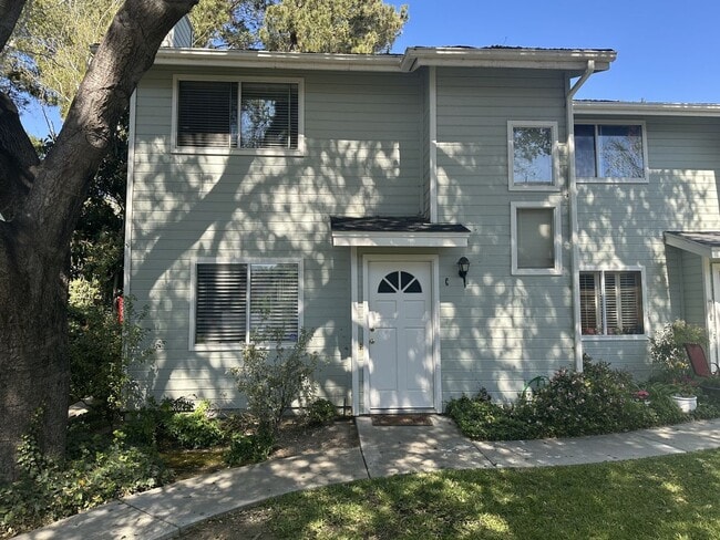 Building Photo - 2-Bedroom Condo for Rent in Buellton – Two Story, Fireplace, Courtyard Setting | $2,950/Month