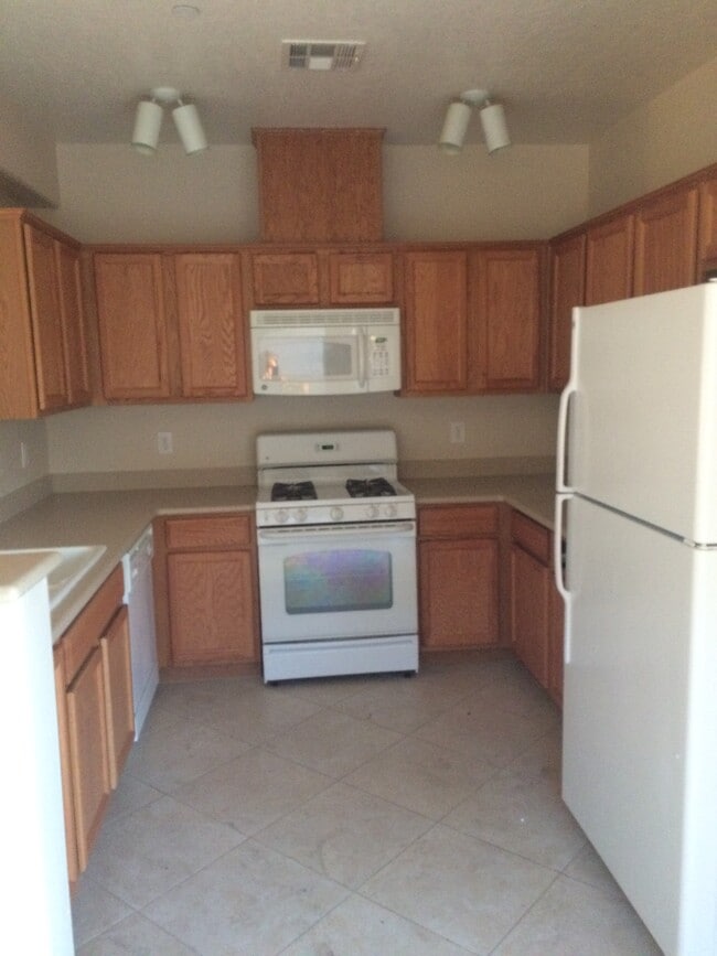 Building Photo - 2305 W Horizon Ridge Pky Unit 1221 Rental
