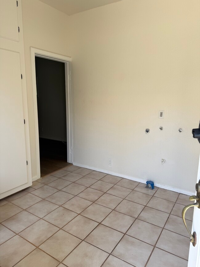 Kitchenette area looking at door to main room - 305 Emerald St Unidad 305