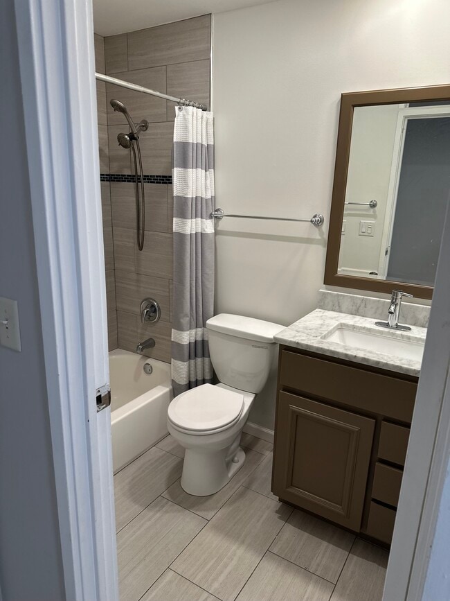 Building Photo - 2 Parkside Ct Unit 2 parkside Rental