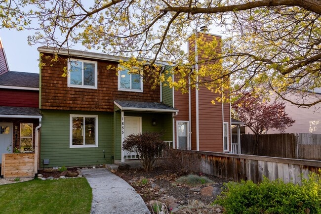 Building Photo - Updated Boise Ave. Townhome in great location!