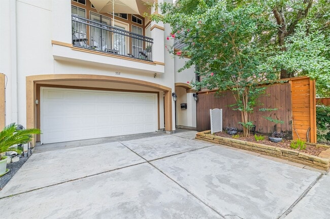 Photo - 702 Asbury St