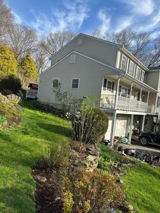 717 Booth Hill Rd