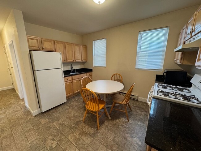 Photo - 220 Middlesex Ave Unidad 4