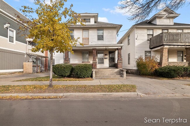 Photo - 951 Fulton St W